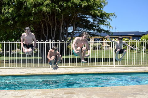 Beachway Motel & Restaurant - Sunshine Coast Guide 1