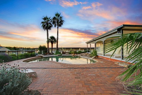 Thunderbird Motel - Sunshine Coast Guide 3