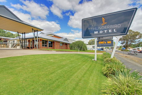 Thunderbird Motel - Sunshine Coast Guide 0