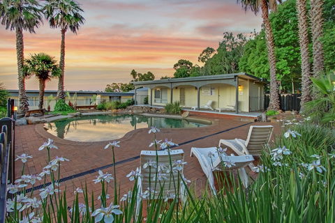 Thunderbird Motel - Sunshine Coast Guide 2