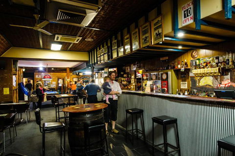 The Anglers Inn - Sunshine Coast Guide 2