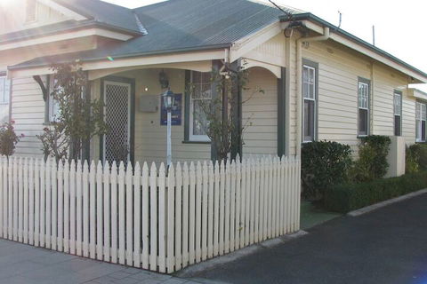 The Postmaster Inn BnB - Sunshine Coast Guide 1