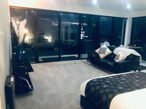 Sheer Pleasure Accommodation - Sunshine Coast Guide 2