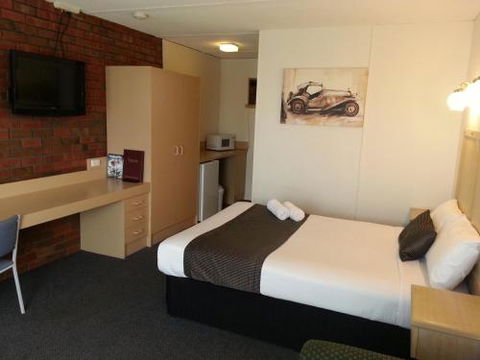 Big Valley Lakeside Paradise Motor Inn - Sunshine Coast Guide 1