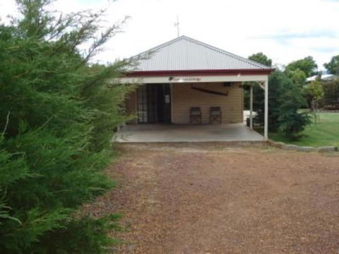 Gumtrees Cottage - Sunshine Coast Guide 0