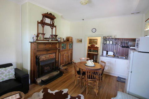 Christopher Halls Colonial Accommodation - Sunshine Coast Guide 3