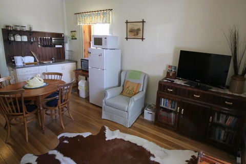 Christopher Halls Colonial Accommodation - Sunshine Coast Guide 4