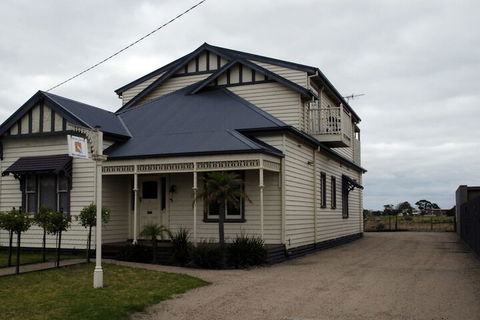 Pelican Sands Bed & Breakfast - Sunshine Coast Guide 1