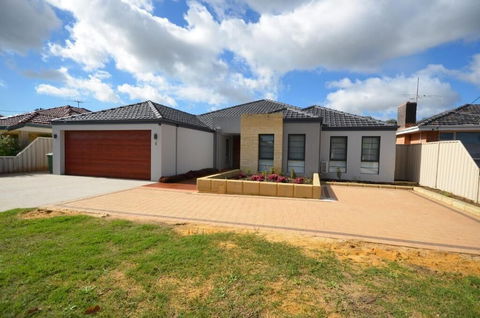 Ellard Bed & Breakfast - Sunshine Coast Guide 1
