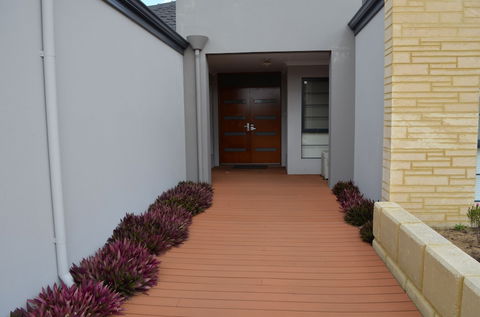 Ellard Bed & Breakfast - Sunshine Coast Guide 0
