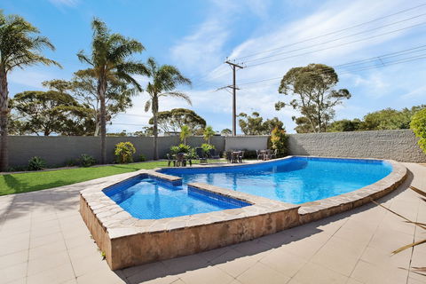 Adelaide Road Motor Lodge - Sunshine Coast Guide 1