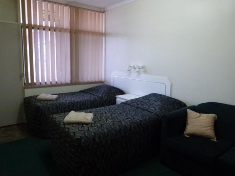 Grand Central Motel - Sunshine Coast Guide 6
