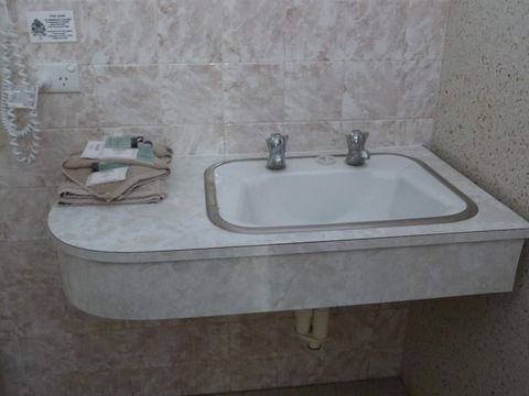 Grand Central Motel - Sunshine Coast Guide 2