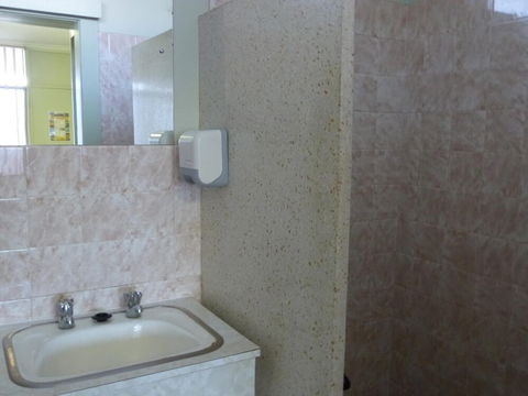 Grand Central Motel - Sunshine Coast Guide 3