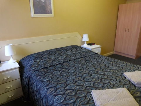 Grand Central Motel - Sunshine Coast Guide 4