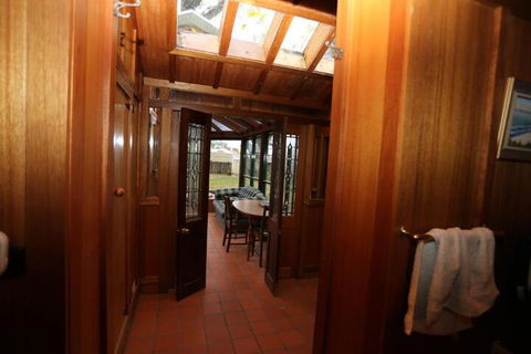 COLWYN HOUSE & STABLE COTTAGE B B - Sunshine Coast Guide 2