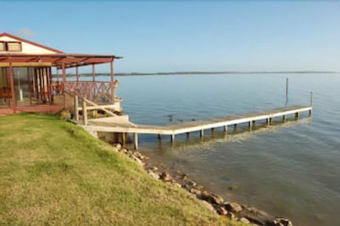 Meningie's Waterfront Motel - Sunshine Coast Guide 4