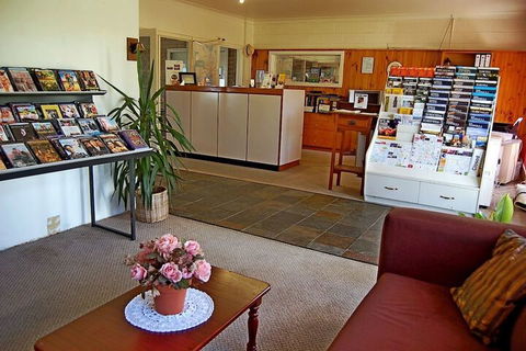 Meningie's Waterfront Motel - Sunshine Coast Guide 1