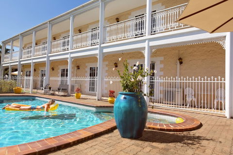 White Lace Motor Inn - Sunshine Coast Guide 1
