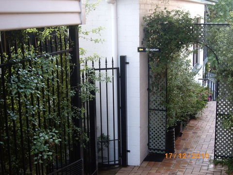 Hi George Bed & Breakfast - Sunshine Coast Guide 2