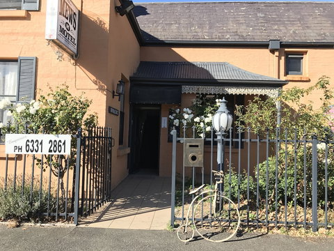 The Mews Motel - Sunshine Coast Guide 2