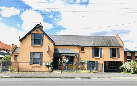 The Mews Motel - Sunshine Coast Guide 1