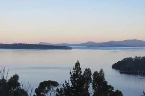Bruny Vista Cabin - Sunshine Coast Guide 4
