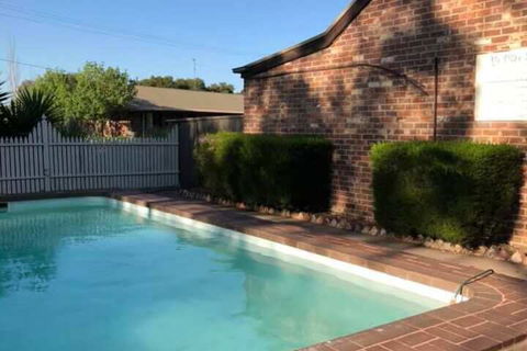 Olde Horsham Motor Inn - Sunshine Coast Guide 3