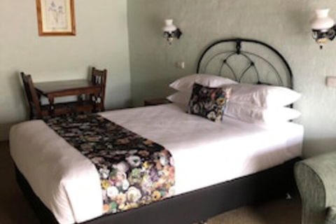 Olde Horsham Motor Inn - Sunshine Coast Guide 0
