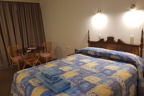 Cobb Inlander Motel - Sunshine Coast Guide 7