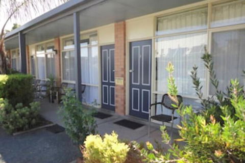 Cobb Inlander Motel - Sunshine Coast Guide 1