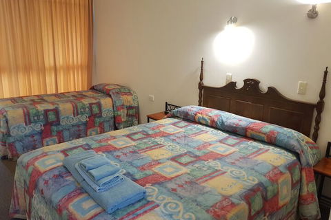 Cobb Inlander Motel - Sunshine Coast Guide 5
