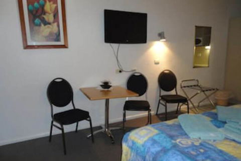 Cobb Inlander Motel - Sunshine Coast Guide 4