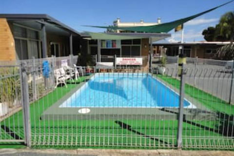 Cobb Inlander Motel - Sunshine Coast Guide 2