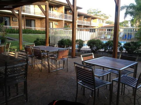 Hawks Nest Motel - Sunshine Coast Guide 1