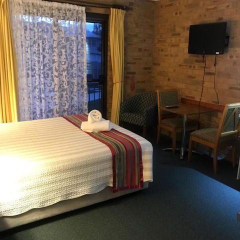 Hawks Nest Motel - Sunshine Coast Guide 4