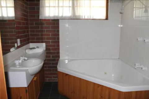 Aristocrat Waurnvale Motel - Sunshine Coast Guide 4