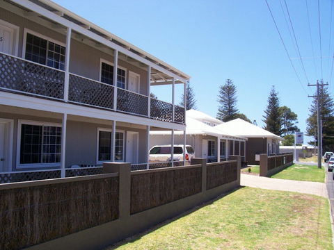 Clearwater Motel Apartments - Sunshine Coast Guide 0