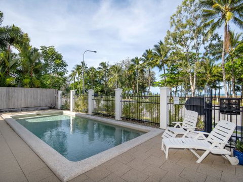 Oceansprey On The Beach - Sunshine Coast Guide 2