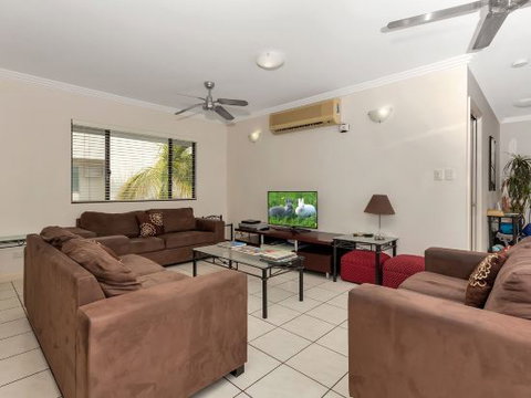 Oceansprey On The Beach - Sunshine Coast Guide 3