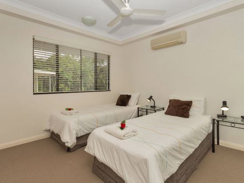 Oceansprey On The Beach - Sunshine Coast Guide 5