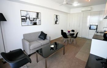 Under The Townsville Sun (694I) - Sunshine Coast Guide 1