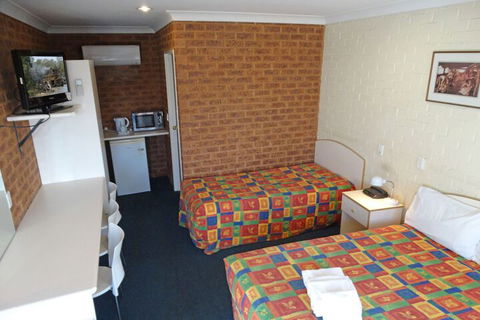 MAS Country Colonial Motor Inn - Sunshine Coast Guide 3