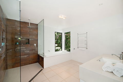 A PERFECT STAY - The Hawk At Wategos - Sunshine Coast Guide 5