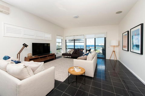 Mollymook Beachfront Penthouse 9 - Sunshine Coast Guide 2
