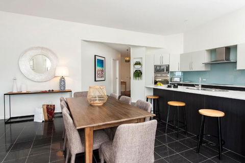 Mollymook Beachfront Penthouse 9 - Sunshine Coast Guide 5