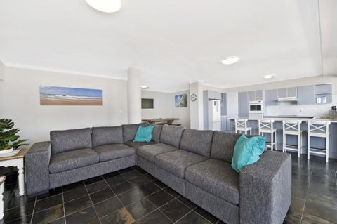 Akuna 20 6 Joffre Street - Sunshine Coast Guide 3
