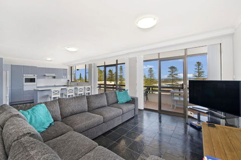 Akuna 20 6 Joffre Street - Sunshine Coast Guide 1
