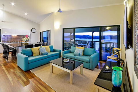 NEWLY BEAUTFULLY RENOVATED 16 The Casuarina 3 Bedroom House With 180 Degree Ocean Views - Sunshine Coast Guide 6