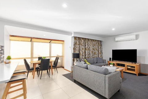City Four Apartment - Sunshine Coast Guide 1